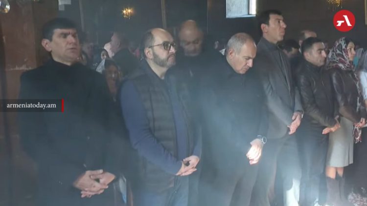 Пашинян принял участие в литургии во главе с выступившим против руководства ААЦ настоятелем