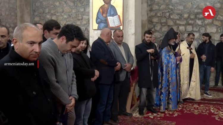 Пашинян присутствовал на литургии в селе Хачик: в службе принял участие глава епархии Вайоц Дзора