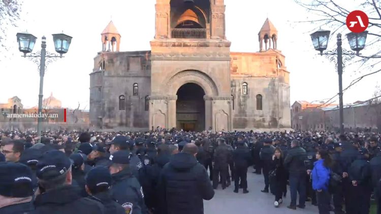 Акция в поддержку Католикоса и письмо епископов с требованием его отставки: что произошло сегодня в Эчмиадзине