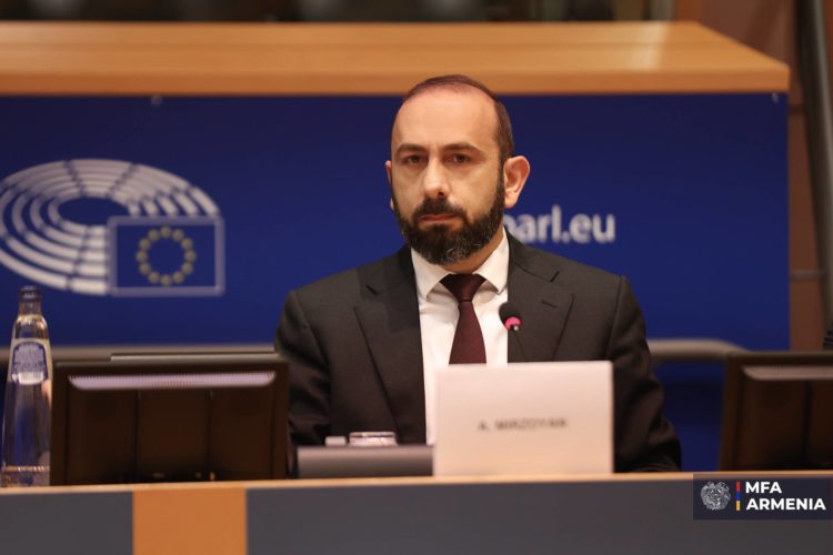 Ընտրությունը կայանում է ինքնիշխան ժողովրդավարության կամ հնազանդության տանող ավտորիտար ուղու միջև. Միրզոյան