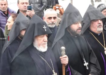Թույլ տվեք չխաթարել օրվա խորհուրդը․ Բանակի օրվա առթիվ Ամենայն Հայոց կաթողիկոսը հոգևորականների հետ այցելել է «Եռաբլուր»
