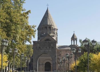 Ոտնահարում են երկրի Սահմանադրությունը. Մայր Աթոռն արձագանքել է վարչապետին ու 10 եպիսկոպոսին