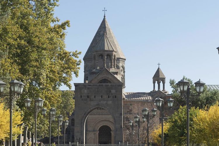 Ոտնահարում են երկրի Սահմանադրությունը. Մայր Աթոռն արձագանքել է վարչապետին ու 10 եպիսկոպոսին