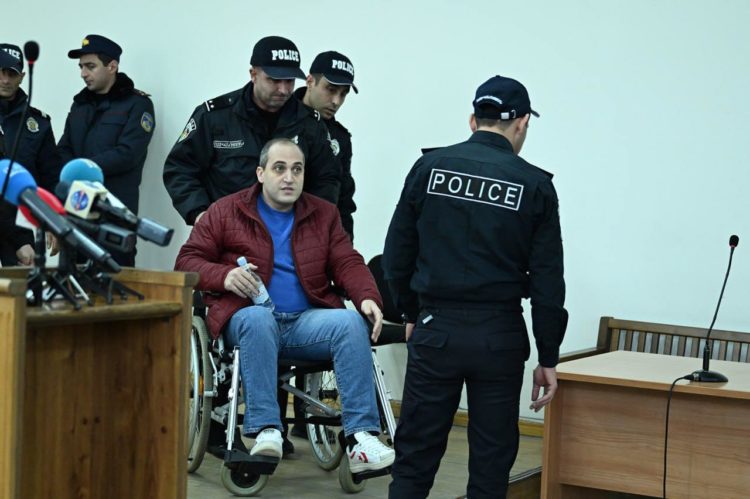 «Политические задачи выше здоровья Самсоняна»: депутат обвинил силовиков и суд в тяжелом состоянии блогера