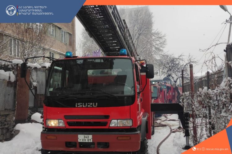 В Ереване спасатели эвакуировали более 30 человек из-за крупного пожара