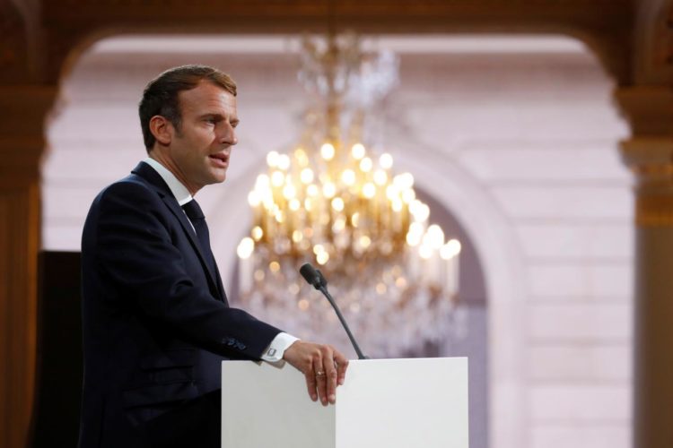 Макрон заявил о намерении оставаться президентом Франции до 2027 года