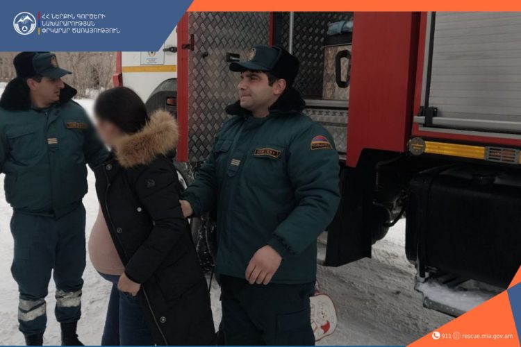 Փրկարարները հղի կնոջը տեղափոխել են բժշկական կենտրոն, քանի որ ձնաբքի պատճառով ավտոճանապարհը փակ էր