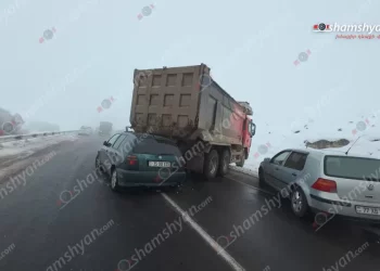 Եղվարդ-Աշտարակ մերկասառույցով պատված ճանապարհին բեռնատարը բախվել է մարդատարին