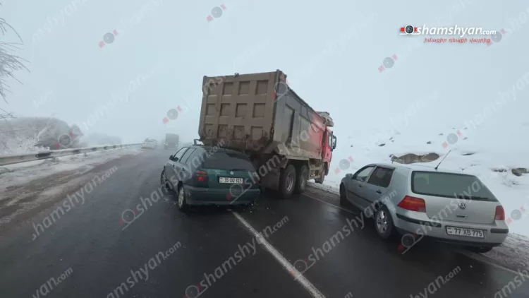 Եղվարդ-Աշտարակ մերկասառույցով պատված ճանապարհին բեռնատարը բախվել է մարդատարին