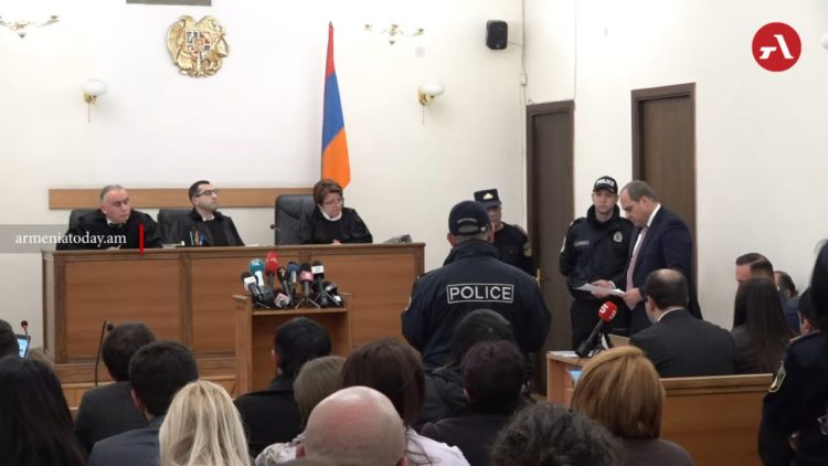 Судья по делу архиепископа Микаэла Аджапахяна отклонил ходатайство защиты о своем отводе
