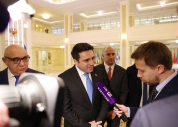 Ալեն Սիմոնյանը Մոսկվայում մեկնաբանել է եկեղեցու շուրջ ստեղծված իրավիճակը և ընդդիմադիրների կալանավորումը