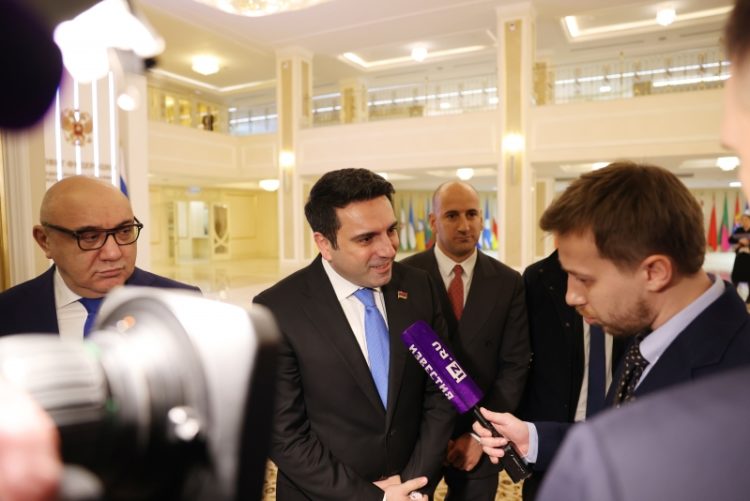 Ալեն Սիմոնյանը Մոսկվայում մեկնաբանել է եկեղեցու շուրջ ստեղծված իրավիճակը և ընդդիմադիրների կալանավորումը