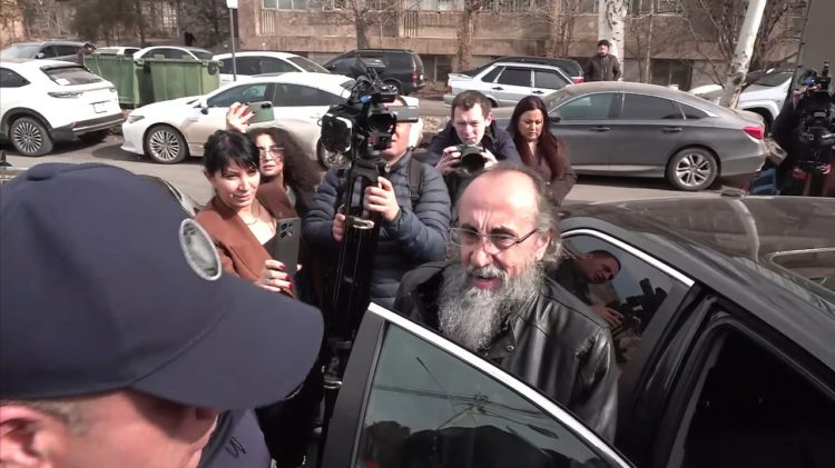 Միքայել արքեպիսկոպոսը դուրս է գրվել հիվանդանոցից․ նրան Գյումրիում ծափերով են դիմավորել