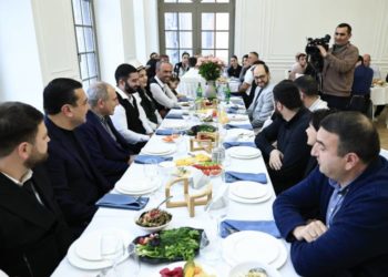 Բանակի օրը «Զինվորի տուն» Փաշինյանի այցն անցել է նախապես մշակված սցենարով․ ԶԼՄ