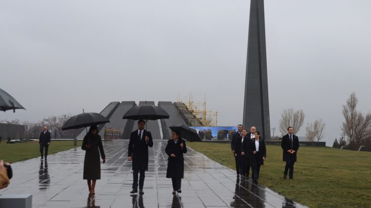 «Պատվում ենք հայ ժողովրդի անսասան ոգին»․ Վենսը տիկնոջ հետ այցելել է Ծիծեռնակաբերդ