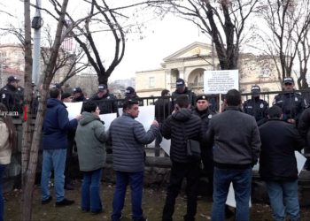 Բաղրամյան 26-ը հսկվում է ուղղաթիռներով․ ցուցարարները վանկարկում են «Ա-զա-տու-թյո՜ւն»