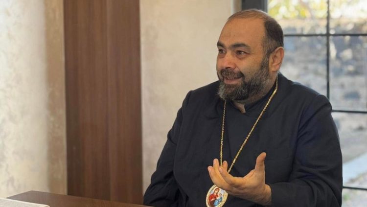 Суд заменил домашний арест епископу Мкртичу Прошяну на административный надзор и запрет на выезд