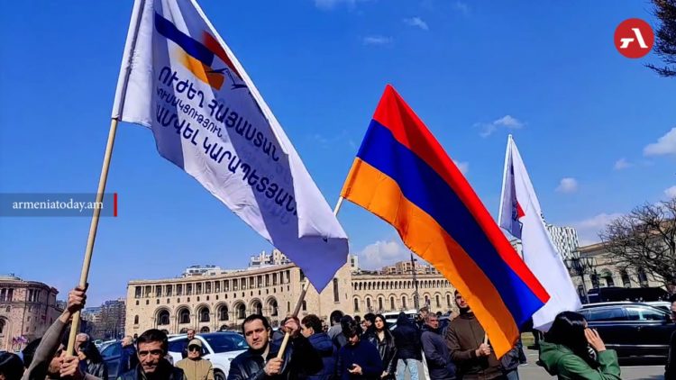 «Свободу Самвелу Карапетяну» и «Свободу Армении»: сторонники партии «Сильная Армения» провели акции в центре Еревана
