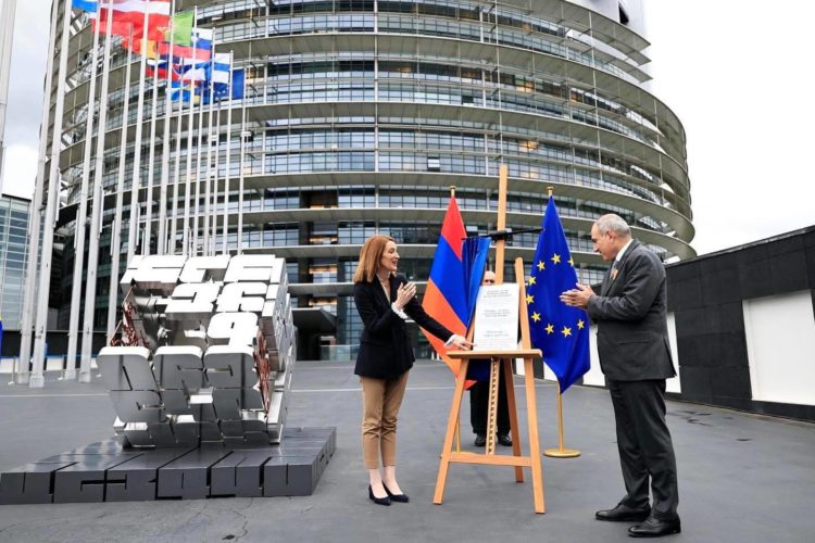 У здания Европарламента в Страсбурге открыли памятник армянскому алфавиту