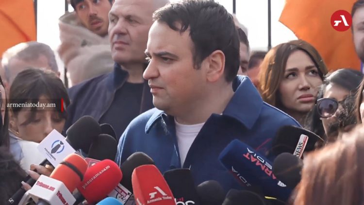 Сторонники «Сильной Армении» провели акцию у Антикоррупционного суда с требованием освободить Самвела Карапетяна