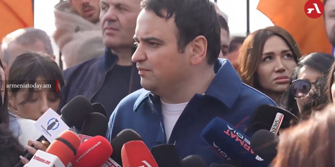 Сторонники «Сильной Армении» провели акцию у Антикоррупционного суда с требованием освободить Самвела Карапетяна