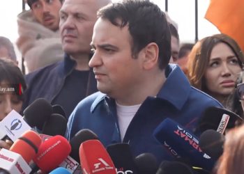 Сторонники «Сильной Армении» провели акцию у Антикоррупционного суда с требованием освободить Самвела Карапетяна
