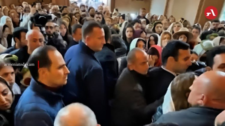 Полиция задержала двух человек после инцидента с участием Пашиняна в церкви Св. Анны