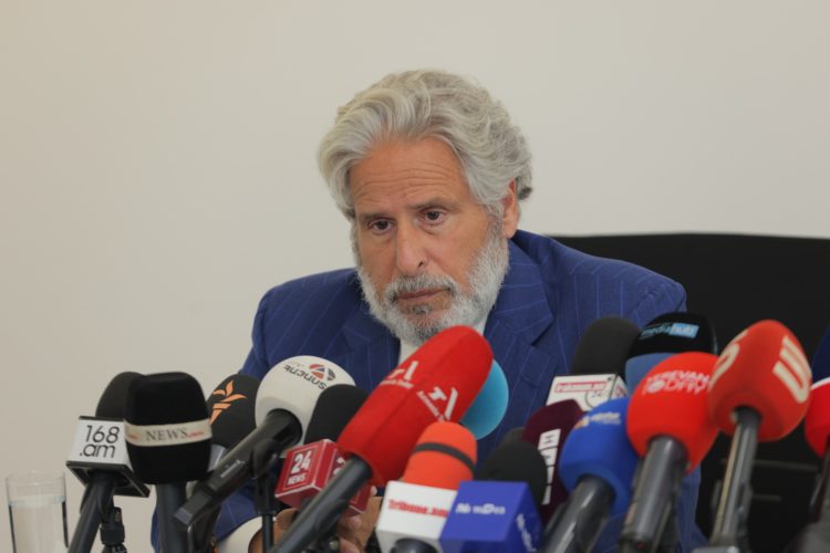 Роберт Амстердам назвал политическим решение оставить Самвела Карапетяна под домашним арестом