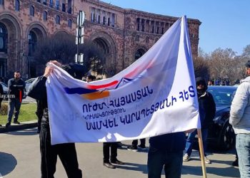 «Ազատություն Սամվել Կարապետյանին» և «Ազատություն Հայաստանին»․ «Ուժեղ Հայաստան»-ը բողոքի ակցիա է իրականացրել կառավարության շենքի մոտ