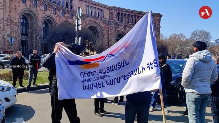 «Ազատություն Սամվել Կարապետյանին» և «Ազատություն Հայաստանին»․ «Ուժեղ Հայաստան»-ը բողոքի ակցիա է իրականացրել կառավարության շենքի մոտ