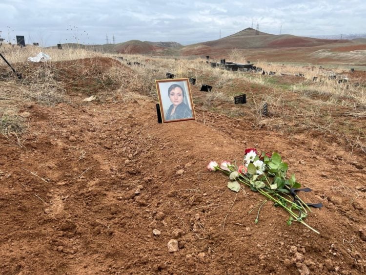 В Ереване похоронили убитую Айшат Баймурадову, бежавшую от насилия из Чечни