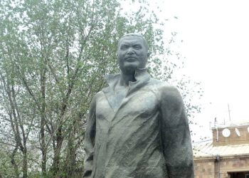 СМИ: в Арарате планируют убрать памятник Степану Шаумяну и установить монумент Вазгену Саркисяну