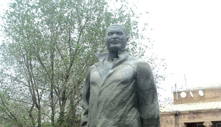 СМИ: в Арарате планируют убрать памятник Степану Шаумяну и установить монумент Вазгену Саркисяну