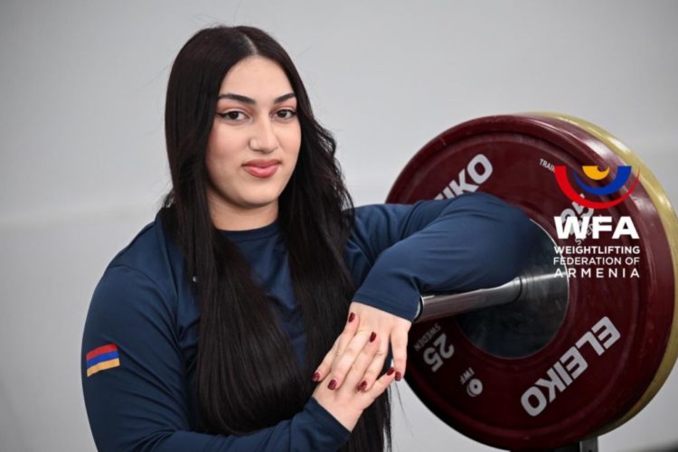 Анна Амроян завоевала малое золото ЧЕ по тяжелой атлетике в Батуми