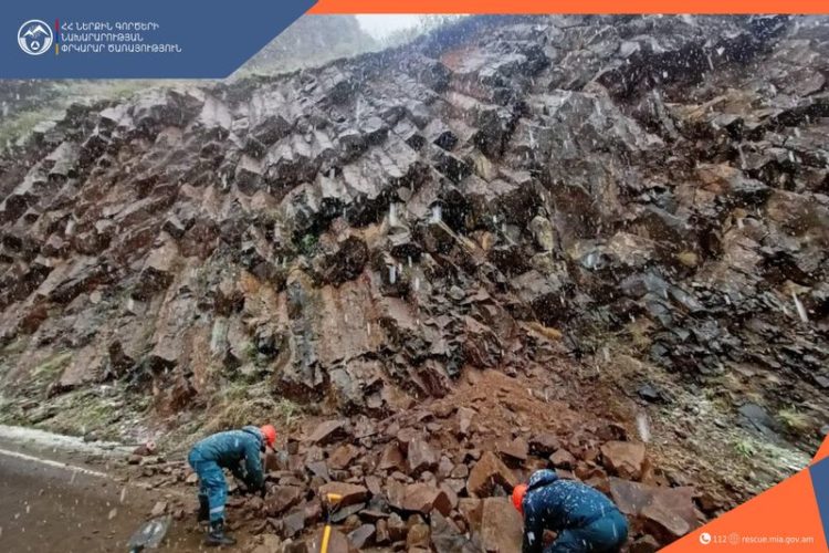 Քարաթափումներ՝ Սպիտակ-Գյումրի և Վանաձոր-Ալավերդի ավտոճանապարհներին․ փրկարարները վերականգնել են երթևեկությունը
