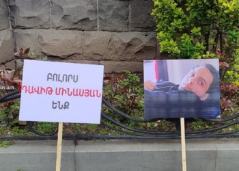 «Բոլորս Դավիթ Մինասյան ենք»․ աշակերտին ազատելու պահանջով նստացույցը 2-րդ օրն է շարունակվում
