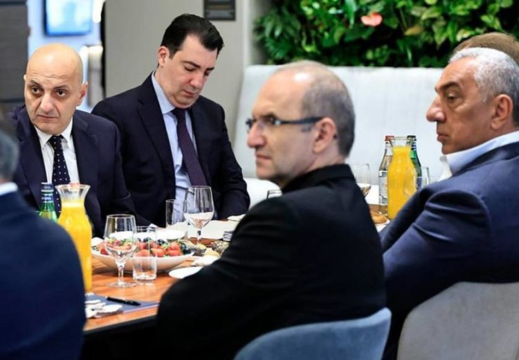 СМИ: предприниматели выразили недовольство политикой властей в отношении России на встрече с Пашиняном
