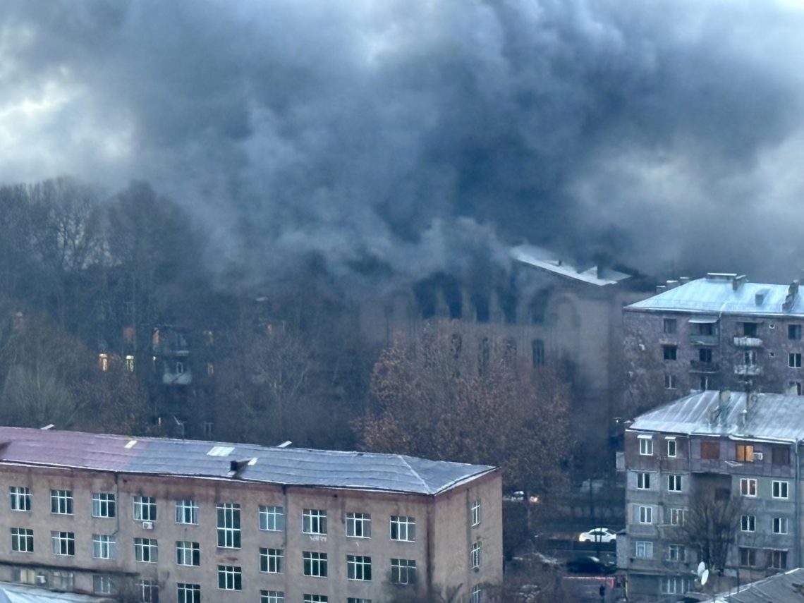 В Ереване при пожаре в жилом доме эвакуировали десять человек