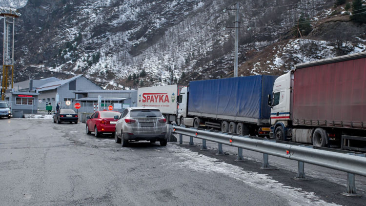 Լարսը շարունակում է փակ մնալ