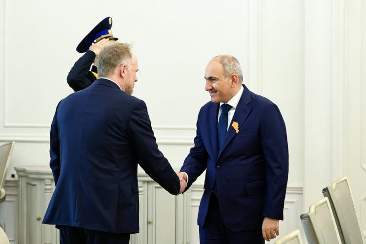 Пашинян обсудил с представителем НАТО вопросы безопасности в регионе