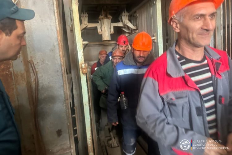 Спасатели подняли на поверхность 46 человек, застрявших в шахте рудника в Ереване