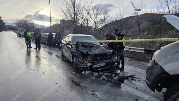 Կոտայքի մարզում Mercedes-ը բախվել միկրոավտոբուսին․ կան վիրավորներ