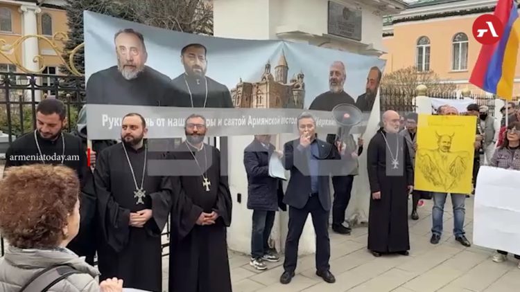 В Москве прошла акция против Пашиняна на фоне его визита в Россию