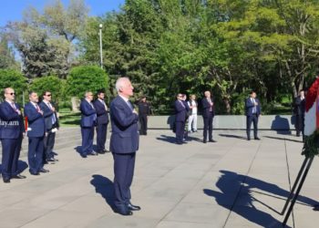 Պաշտոնյաներից ովքե՞ր են հարգանքի տուրք մատուցել «Հաղթանակ» զբոսայգում