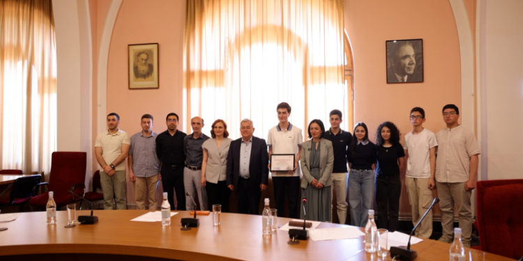 Армянский школьник получил приз на международной научной выставке ISEF в США