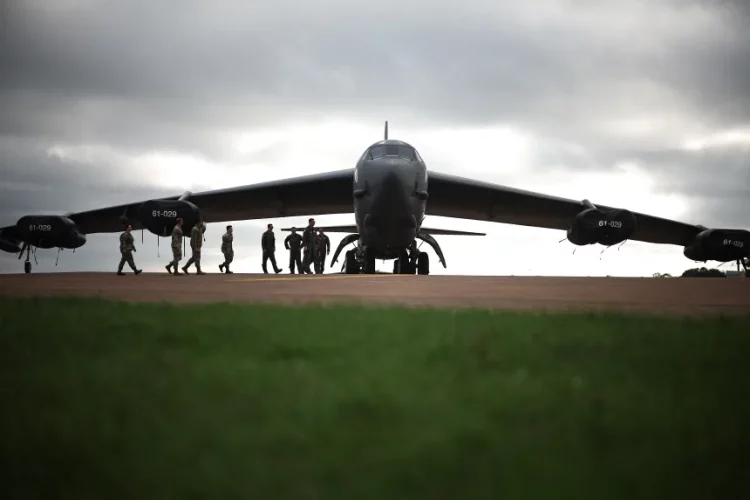 Восемь человек погибли при крушении бомбардировщика B-52 в Калифорнии