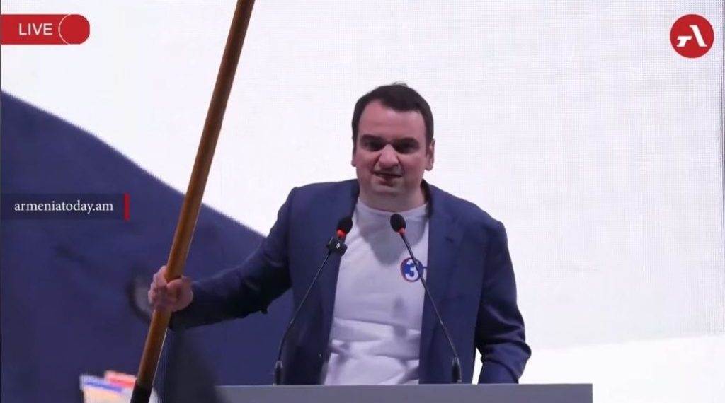 Карапетян: у властей нет мандатов для проведения референдума по требованию Алиева