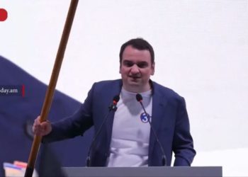 Карапетян: у властей нет мандатов для проведения референдума по требованию Алиева