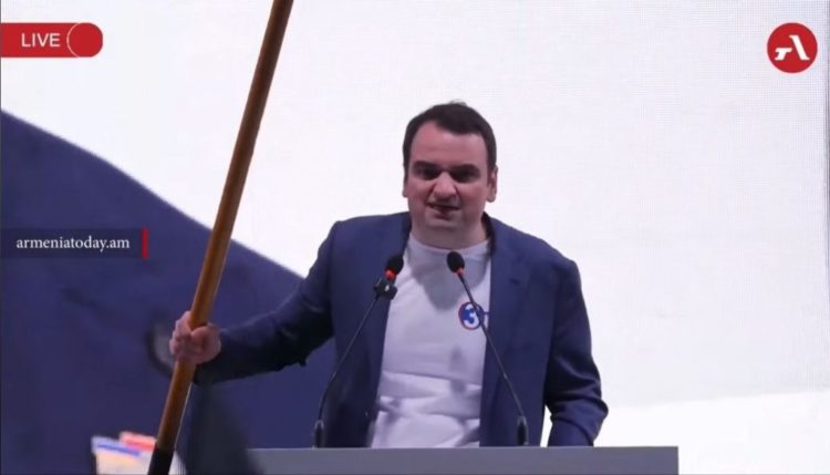 Карапетян: у властей нет мандатов для проведения референдума по требованию Алиева