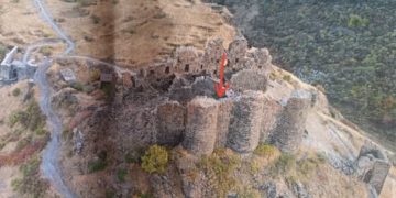 Археологи обнаружили в Амберде останки человека и редкую средневековую монету